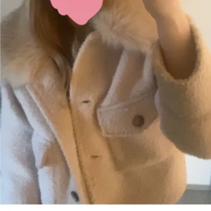 Chelsea jacka  - En så fin jacka med päls som inte kommer till användning. Köpt förra vintern💕säljer billigt då jag vill bli av men den💞