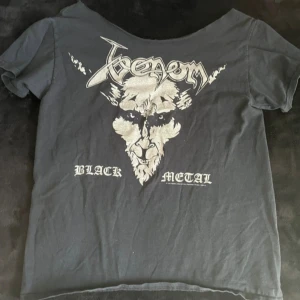 Venom merch  - Officiell merch av venom. Avklippt i halsen därav nerdsatt pris. Annars bra skick. 