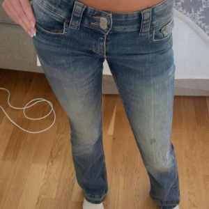 Lågmidjade jeans - Lågmidjade jeans från Hm! Använda några gånger men har inga defekter mer än att de är uppsprättade längst ner så att de blir längre.