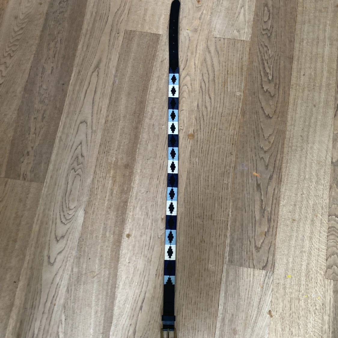 Mönstrat svart skärp med mässingsspänne - 1