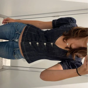 Mörk jeansblus - Sååå cool jeanstopp!! Sitter helt perfekt 😍😍😍🩷🩷🩷 aldrig använd