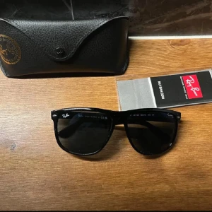 Rayban boyfriend solglasögon  - Helt nya Snygga svarta Ray-Ban RB4147 solglasögon med klassisk fyrkantig form och blått  glas. Tillverkade i Italien och kommer med originalfodral och putsduk. Perfekta för dig som vill ha en tidlös och cool look i solen. OBS glaset är blått! Syns tydligare på sista bilden och för bilder i bättre ljus är det bara att skriva :)