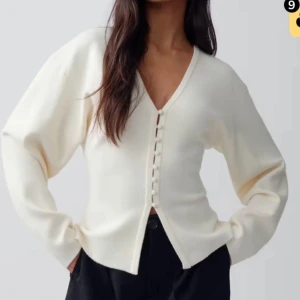 Vit kofta med v-ringning och knappar - Populär kofta från gina i bra skick❤️