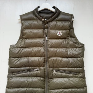 Moncler Gui väst - Tjena, säljer min Moncler Gui väst i army green som jag har haft i cirka ett halvår, den har inga märkbara skador, den är såklart äkta och NFC funkar, den är storlek 2 som motsvara M. Har du någon fundering så är de bara å skriva, Priset går även att diskutera:)