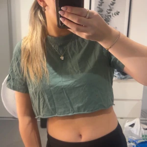 Croppad t-shirt  - Grön croppad topp från BikBok i storlek xs💚Använd fåtal gånger