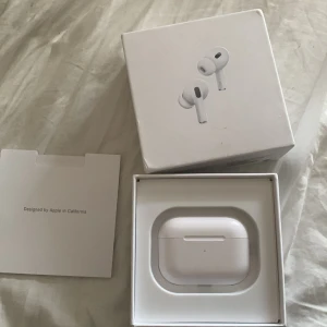 AirPods  - Funkar knappt använda tyvärr ingen laddare. Priset går att diskutera 