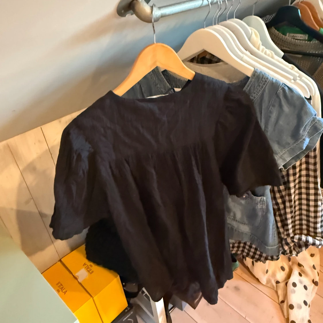 Svart blus med knyt HM - 1