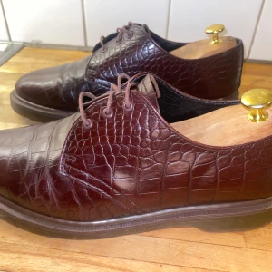 Bruna kostym skor - Snygga bruna kostym skor storlek 42. Skin material med alligator mönster, perfekt för bal eller sköna till jobbet. Pris kan bli diskuterad