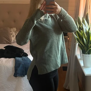 Grön stickad tröja - Supermysig grön stickad tröja med lite halvpolo. Något längre bak än fram 🫶
