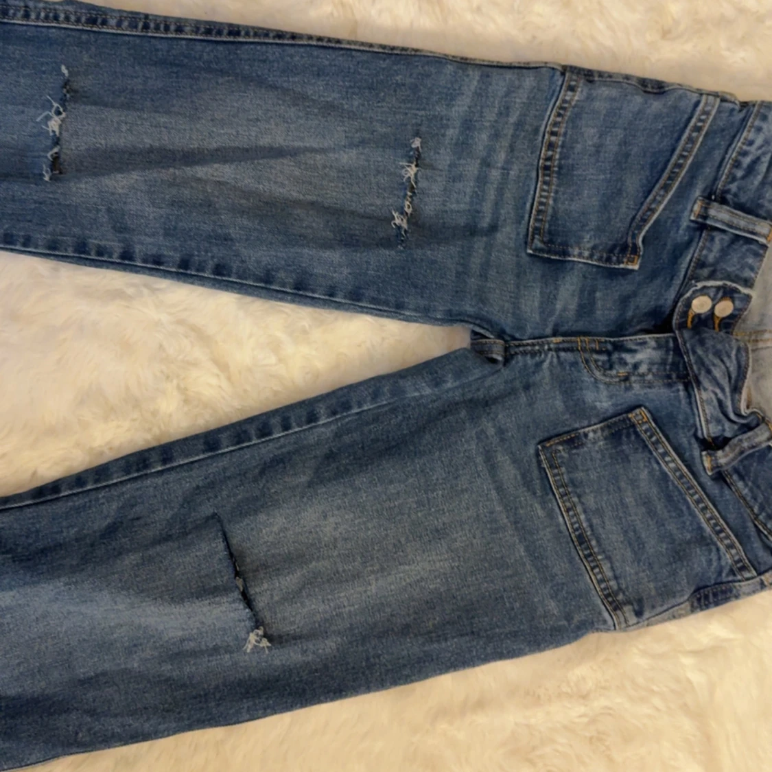 Blå jeans med slitningar och stora fickor - 2