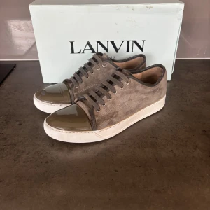Lanvin cap toe  - Lanvins cap toe i bra skick skicka ett meddelande vid minsta lilla fundering😀 Passar 42 även ej box