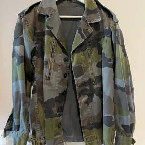 Overshirt jacka - Säljer en grön, grå och svart camouflage overshirt jacka. Jackan har två dragkedjefickor på bröstet men även en innerficka. Storlek är oversized S. Använd ett fåtal gånger. Skick 10/10. Nypris: 2000kr. 