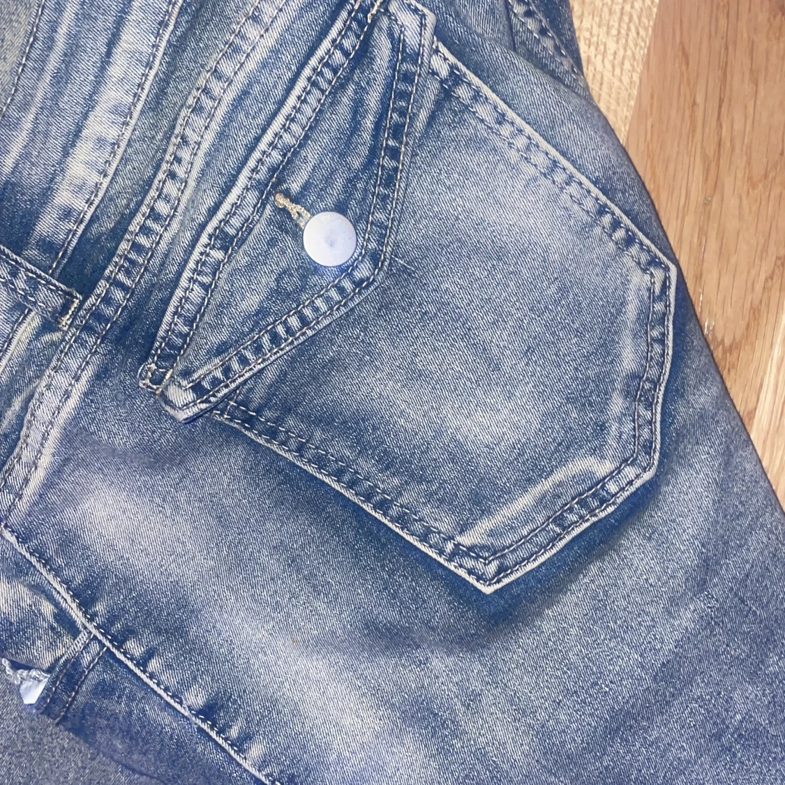 Blå bootcut jeans med fickdetaljer - 2