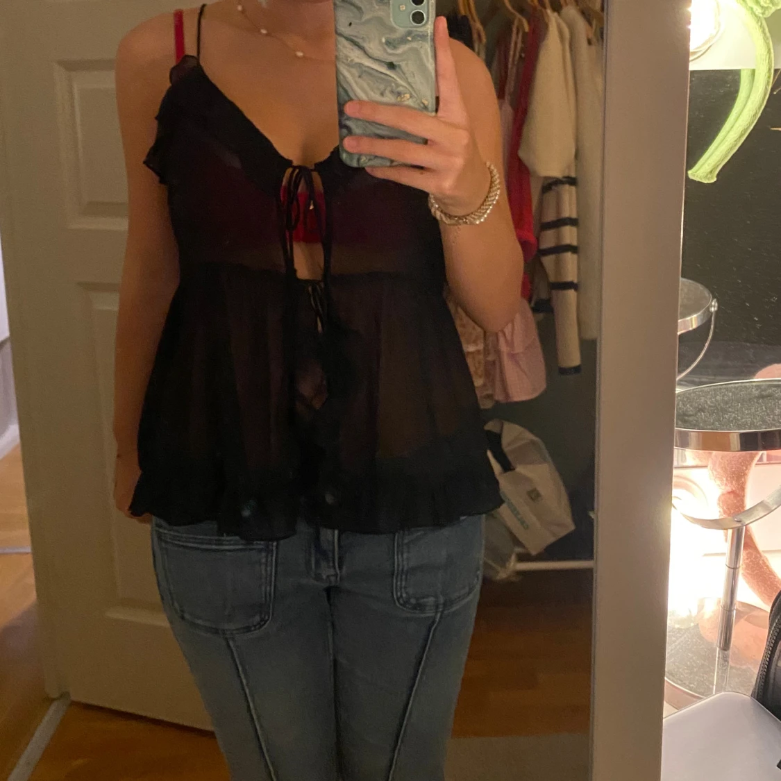 Svart blus med volang