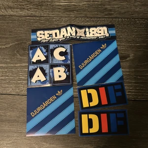 Djurgården klistermärken - Ett coolt set med klistermärken för Djurgården-fans! Perfekt för att pimpa din laptop, mobil eller skolböcker med DIF:s färger och logga. Visa vilket lag du håller på med stil och kreativitet.