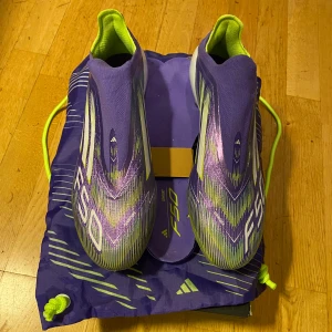 Adidas F50 elite laceless radiant blaze 44 2/3 fotbollsskor - Hej! Säljer mina adidas f50 laceless radiant blaze 44 2/3 AG pga passar inte riktigt foten. Skorna passar perfekt någon med 43/44 i storlek. Använda ungefär 5 gånger och inköpta i juli på Unisport i Stockholm. Kommer med påse, extra sulor och skohorn. Nypris 3200. Det är bara att höra av er vid frågor. Kan mötas upp i Sthlm eller skicka varan. 