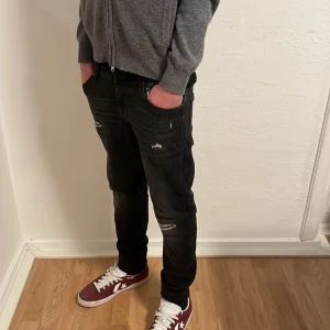 Jack and Jones slim fit glen  - Riktigt feta Jack and Jones jeans (slim fit glen) storlek : passar om man väger typ 50-65 och är mellan 165-175 typ  och .  Riktigt feta att ha på sig i vardagen för att få en kunna få en snygg outfit