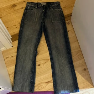 Blå baggy jeans från Clockhouse - Säljer eftersom de är för stora för mig. Mycket bra skick och skönt material. Waist storlek 30, längd 32. 