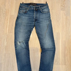 Mörkblåa Jacob cohen jeans type 688.c  med fet slitningar  - Jacob Cohen jeans i exceptionellt skick utan tecken på användning! Mörkblåa med en fin tvätt samt en riktig fet slitning på knäet. Storlek W32 och sitter true to size! Om du har funderingar så är det bara att höra av sig!