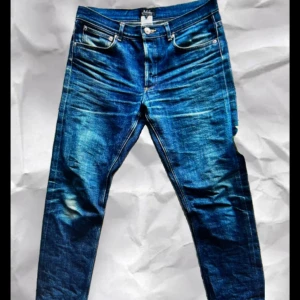 *JAPANSK SELVEDGE* A.P.C. Jeans - Säljer ett par sällsynta blå A.P.C. Petit Standard jeans i selvedge denim. De är straight-fit och är bra skick och har inga defekter‼️Vid frågor är det bara att hojta till!📲📩