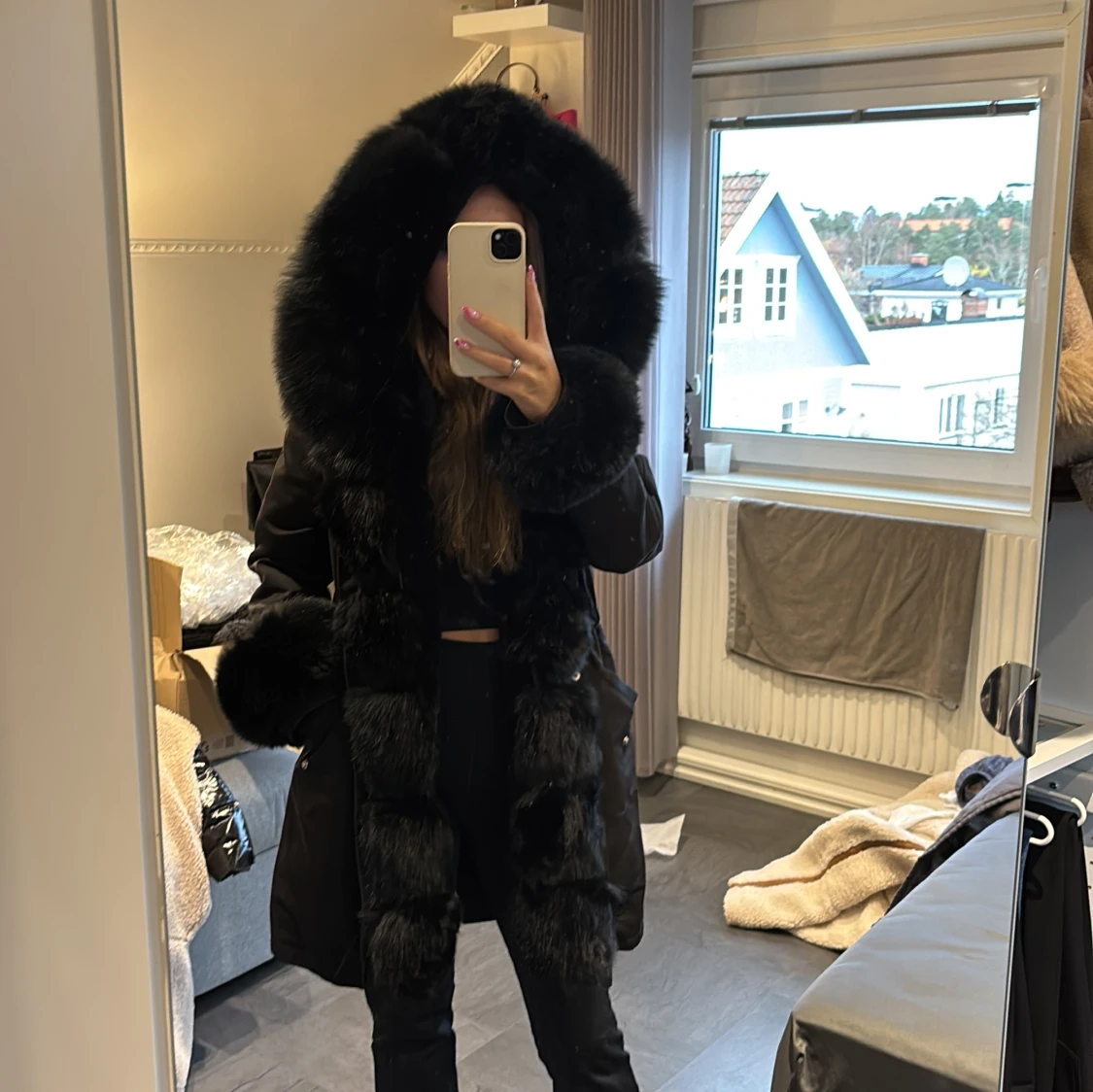 Svart parkajacka med pälsdetaljer - 4