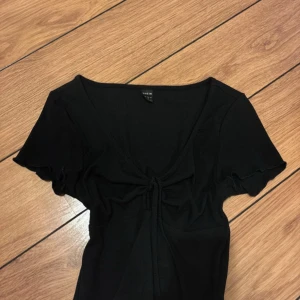Svart topp  - Gullig svart topp i jätte bra skick. 