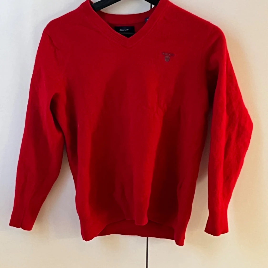 Röd stickad GANT tröja v-ringad