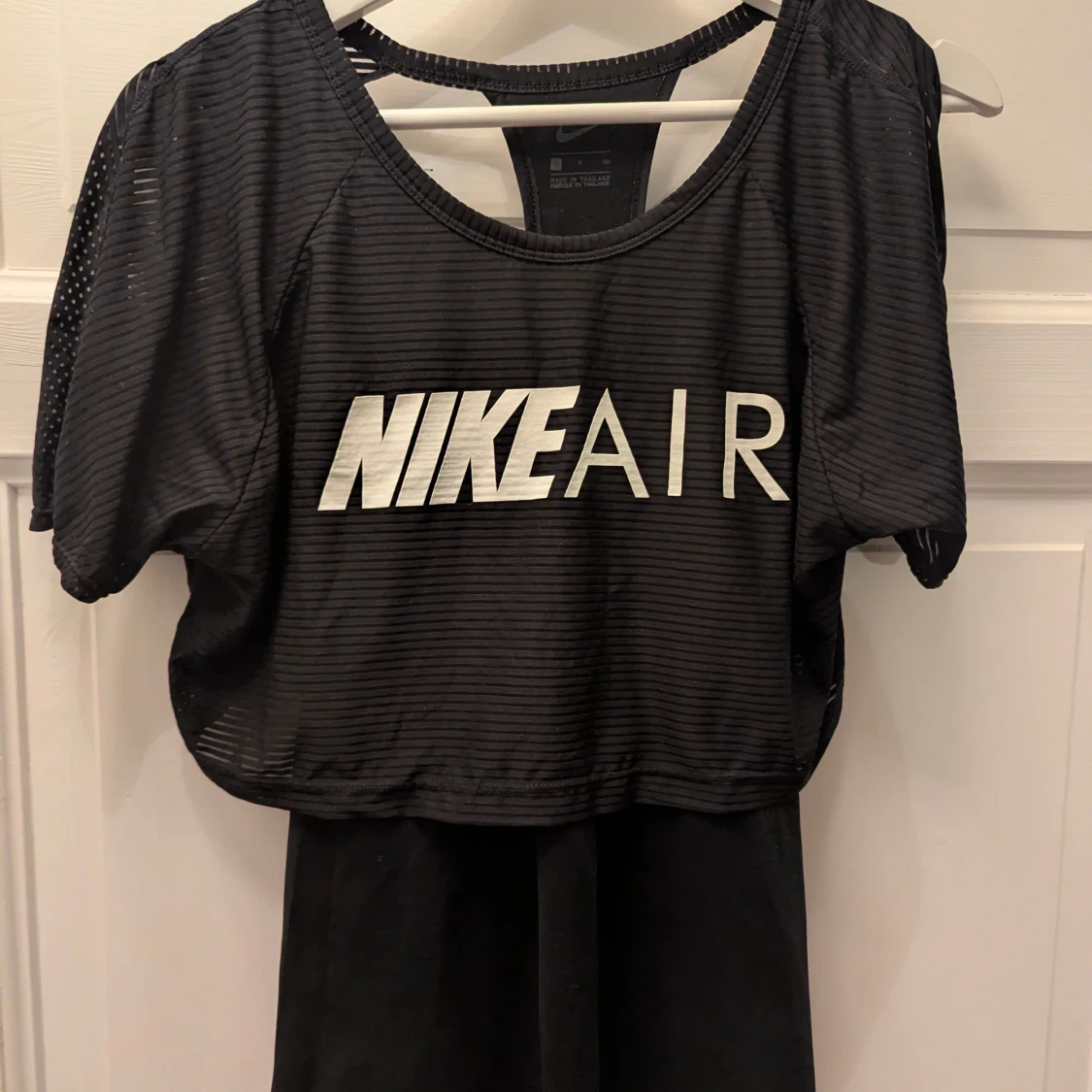 Svart croppad Nike Air topp