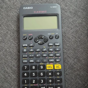 Casio fx-82EX ClassWiz - Casio fx-82EX ClassWiz. Rätt så fräsch men inte ny