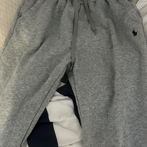 Grå mjukisbyxor från Polo Ralph Lauren - Grå Ralph Lauren byxor i storlek M endast använd fåtal gånger i bra skick