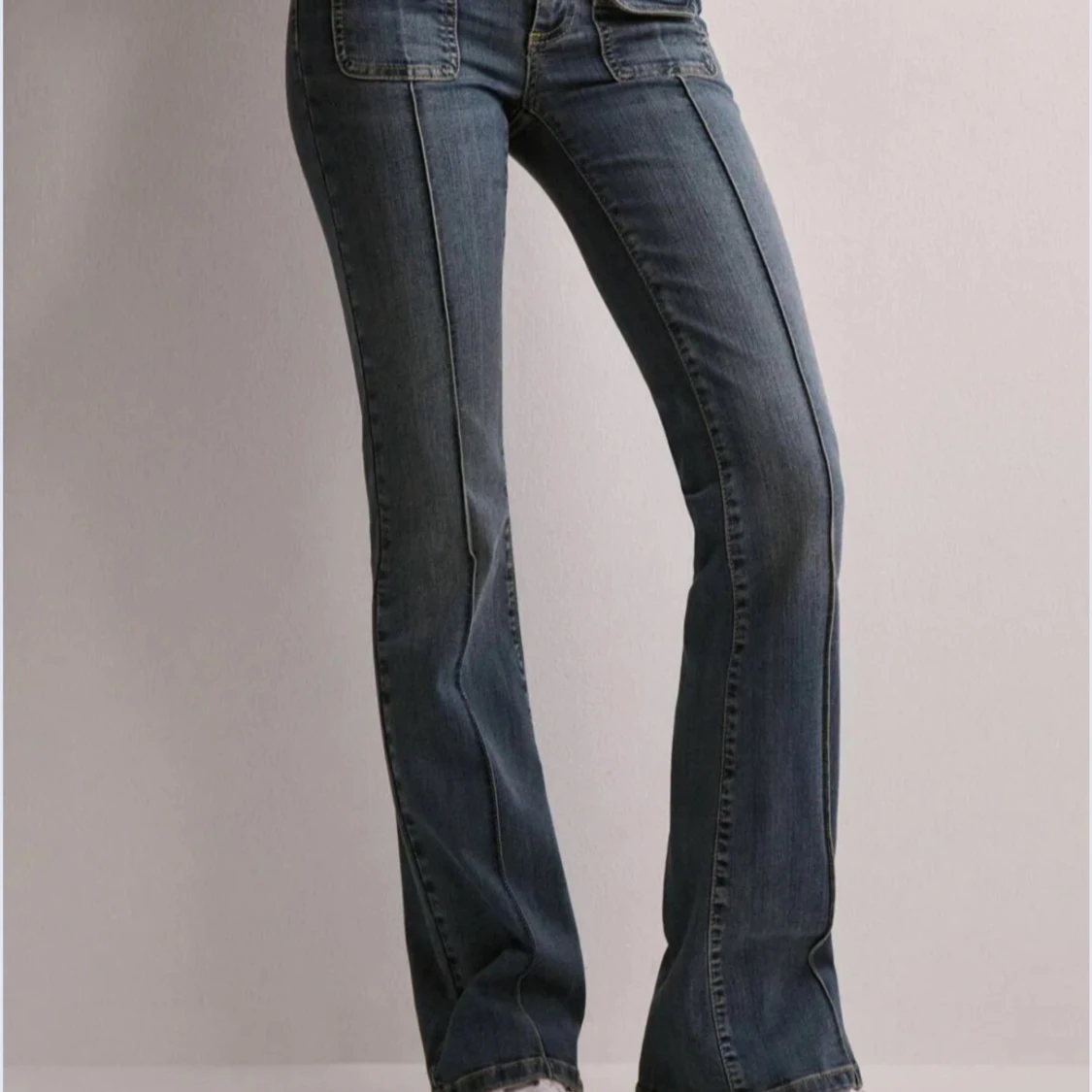 Blå bootcut jeans med fickor fram!