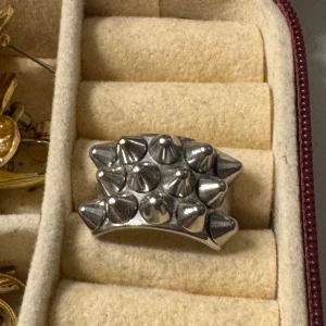 Chunky silverring med nitar - Säljer min supersnygga silvriga ring från edblad i storlek 18.50