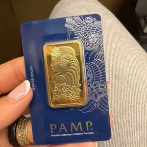 PAMP Suisse Gold Bar - Exklusiv PAMP Suisse guldtacka i originalförpackning med vacker Lady Fortuna-design. Produkten är i nyskick, förseglad och certifierad för äkthet. Perfekt för samlare eller investerare som söker hög kvalitet och säkerhet.