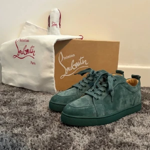 Louboutin rantulow - Jag säljer dessa sjukt snygga louboutins rantulow då de är alldeles för stora. Storlek 44,5. Super fint skick och allt og medföljer!