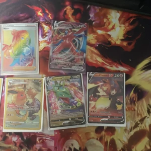Pokémon TCG samlarkort (blandade V, VMAX och Trainer-kort) - Cool samling Pokémonkort med populära karaktärer som Charizard V, Rayquaza V, Flareon, samt Trainer-kort som Nessa och Gloria. Perfekt för dig som vill boosta din samling med färgstarka och eftertraktade kort. Passar både samlare och spelare!