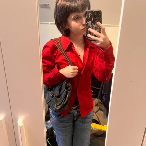 Röd skjorta - Snygg röd skjorta i mjuk manchester med klassisk krage och knappar framtill. Skjortan har lång ärm och en rak passform som ger en chill vibe. Perfekt att styla med jeans eller över en t-shirt för en cool look.