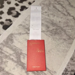 Baccarat Rouge 540 Extrait 70ml - Lyxig och ikonisk parfym från Maison Francis Kurkdjian. Extrait de parfum, 70 ml. Snygg röd flaska med gulddetaljer. Tillverkad i Frankrike. Perfekt för dig som vill sticka ut med en exklusiv doft.