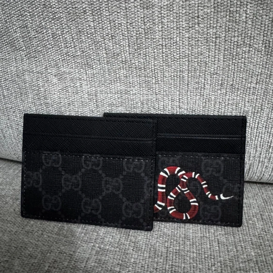 GGsvart plånbok med ormprint - 2