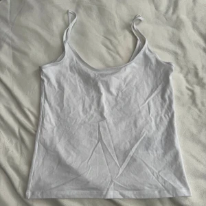 Vit linnetopp  - Vitt linne från Gina Tricot i storlek M. Aldrig använt, finns även 1 mörkblått och säljs i 2-pack om du är intresserad av båda finns de uppe på min Plick. Jag fraktar inom 24h!