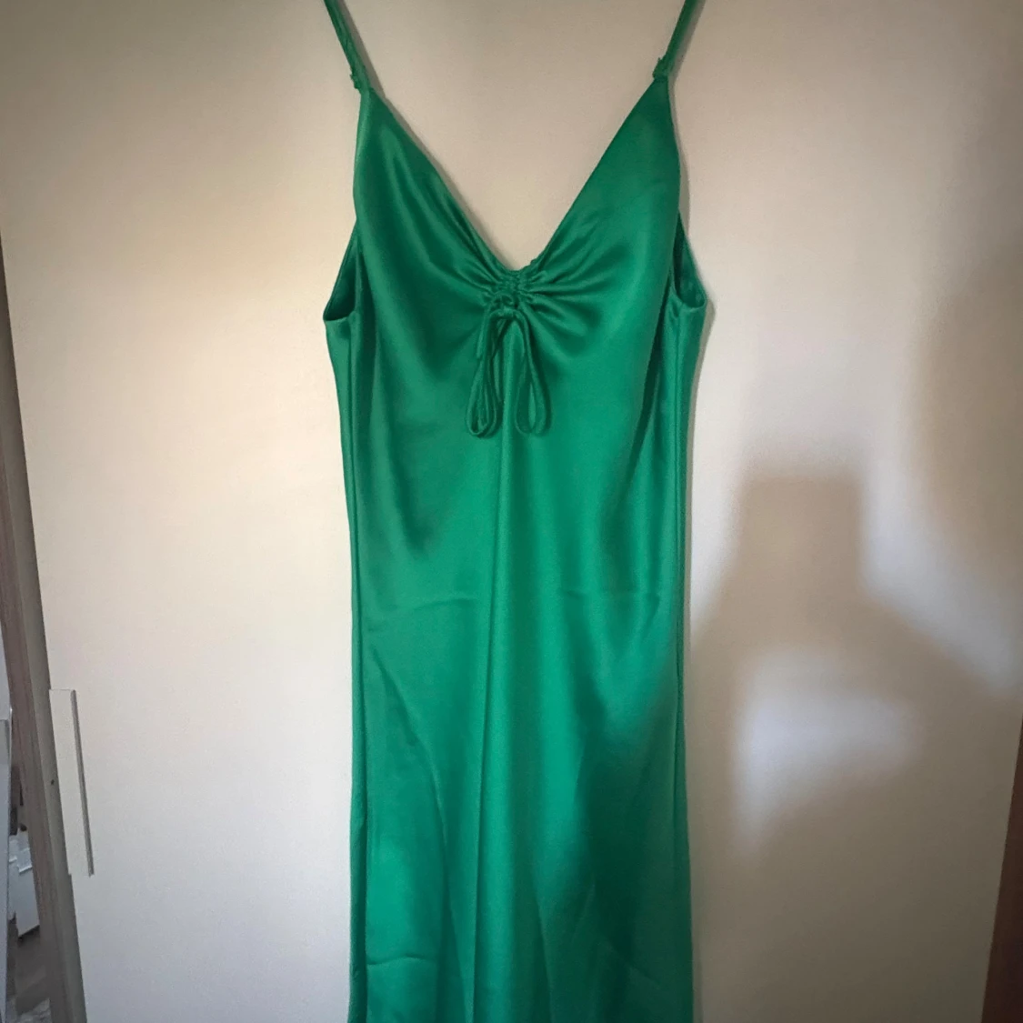 Grön satinklänning  - 1