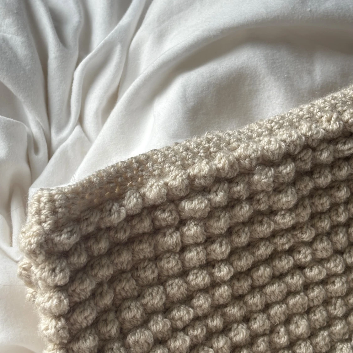 Beige virkat datafodral med bubbelstruktur - 1