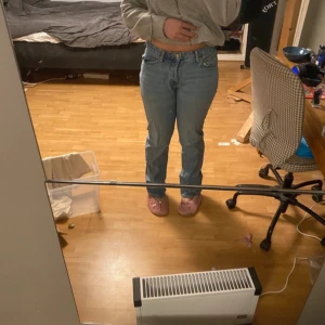 Ljusblå raka jeans  - Säljer ett par klassiska ljusblå jeans från Lager 157 med rak passform och normal midja. Jeansen har 2 fickor bak, bälteshällor och stängs med knapp. Perfekta för en avslappnad och stilren look.