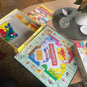 Monopoly Junior Party - Säljer ett monopoly junior spel (2-4 spelare, från 5 år ) Allt finns utom en sedel (69/70) Spelplan, pjäser, kort, majoriteten av sedlar finns med.  Spelplanen är av på mitten men går utmärkt att spela på ändå. Priset kan diskuteras.