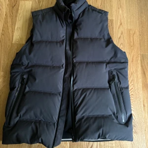 väst SAIL RAICING - Supersnygg väst från sail racing som inte längre säljs. i jättebra skick och är väldigt tjock så man håller sig varm🫶🏼