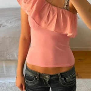 Rosa volang tröja  -  Rosa volang tröja i storlek 146/152 (men passar som en xs) ifrån Kappahl