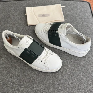 Valentino Open | 42 - Valentino Open sneakers | Grymt skick | Storlek 41.5, passar 41.5-42 | Original dustbag ingår | INGA BYTEN | Fraktar spårbart eller möts upp i Täby 