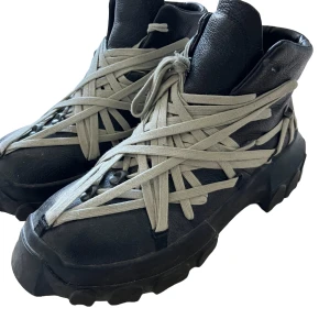 Rick Owens Tractor Boots - Storlek 43, skosnöret gick sönder på ena sidan men no biggie