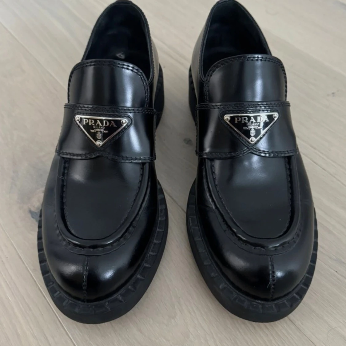 Svarta loafers från Prada i skinn
