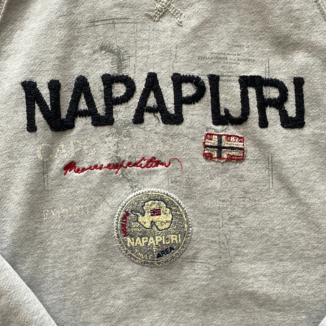 Grå hoodie från Napapijri med brodyr - 1