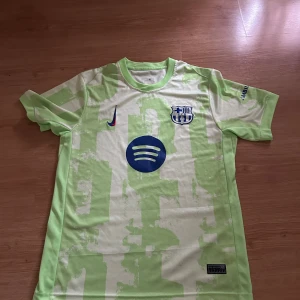 Barca tröja - Pris kan diskuteras!! Säljer denna Barca 24/25 tröja, riktigt ren och fräsch. Väldigt sällan använd och materialet är skönt som fan. Perfekt för sommaren eller bara att rocka till vardags.